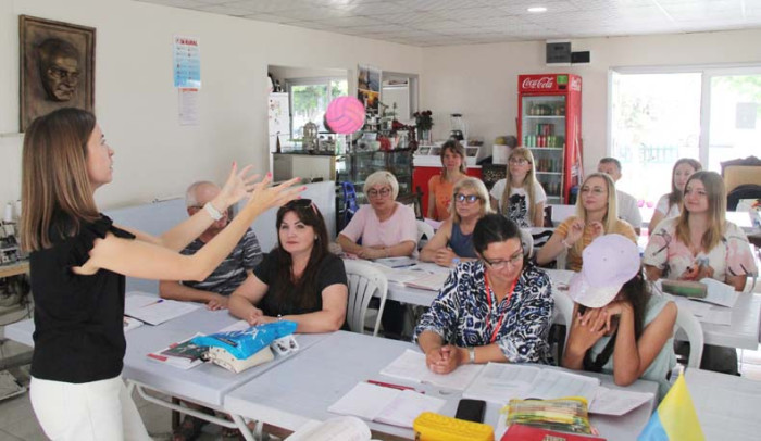 Mezitli’de yaşayan Ukraynalılar Gönüllü Evinde Türkçe Öğreniyor