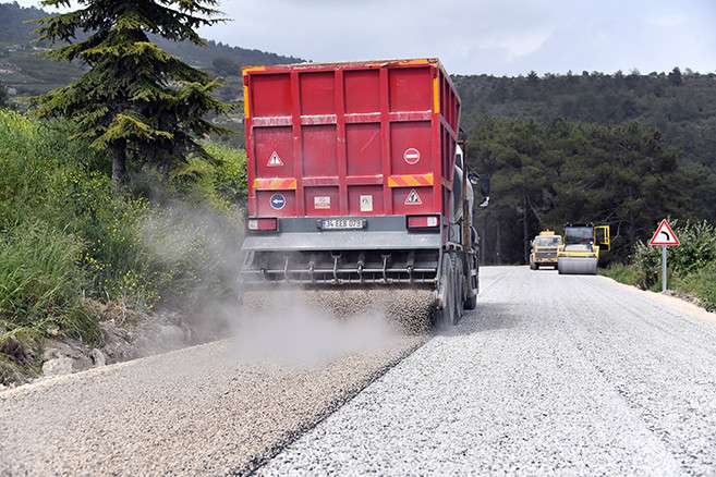 Büyükşehir’in Kırsalda Sathi Asfalt Sezonu Erdemli’de Başladı 