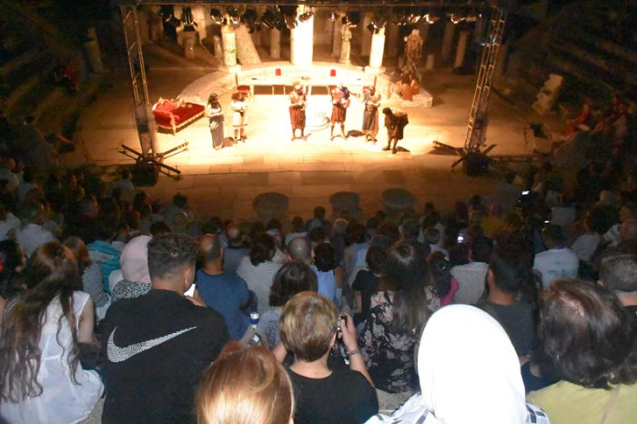 Tarsus Şehir Tiyatrosu Duayen Oyuncular Ve İzmirlilerden Tam Not Aldı