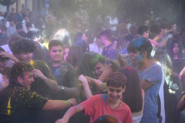 Tarsuslu Gençler Renk Partisi İle Doyasıya Eğlendi