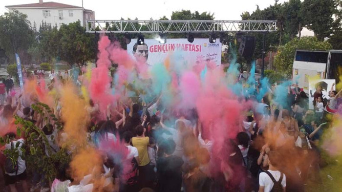 Tarsuslu Gençler Renk Partisi İle Doyasıya Eğlendi