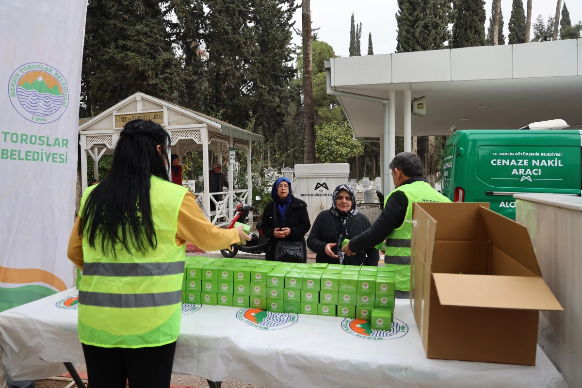 Toroslar Belediyesi Vatandaşlara Kandil Simidi Dağıttı