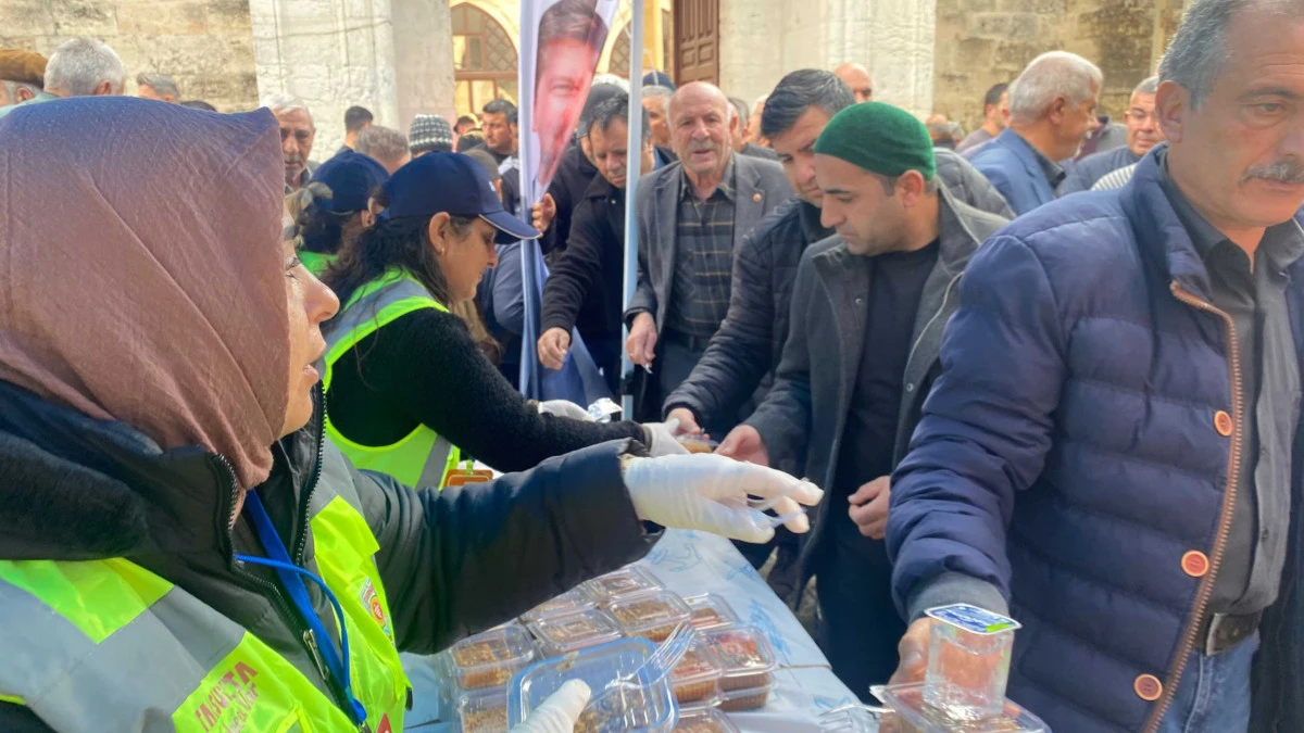Ulu Cami &Ouml;n&uuml;nde Şehitlerin Anısına Helva İkramı