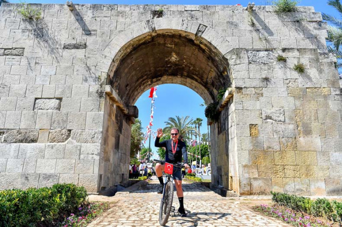 Başkan Seçer, Bisikletseverlerle ‘Kleopatra Bisiklet Festivali’nde Pedal Çevirdi