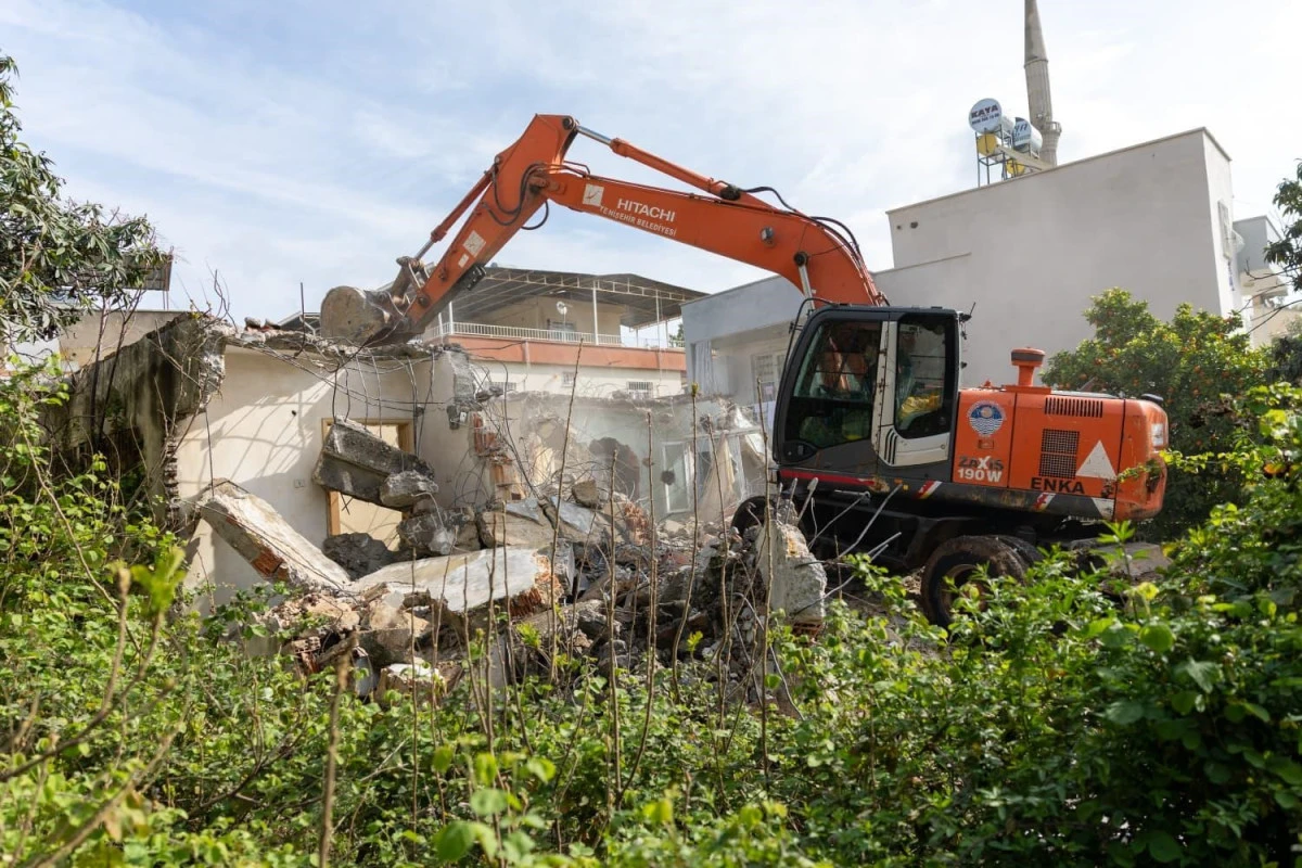 Vatandaş istedi, Yenişehir Belediyesi yıktı